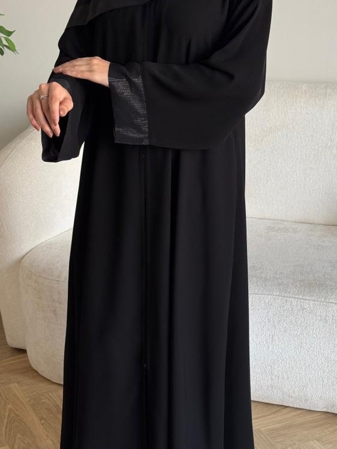 Abaya Rawaq — crêpe mat et bandes satinées aux poignets